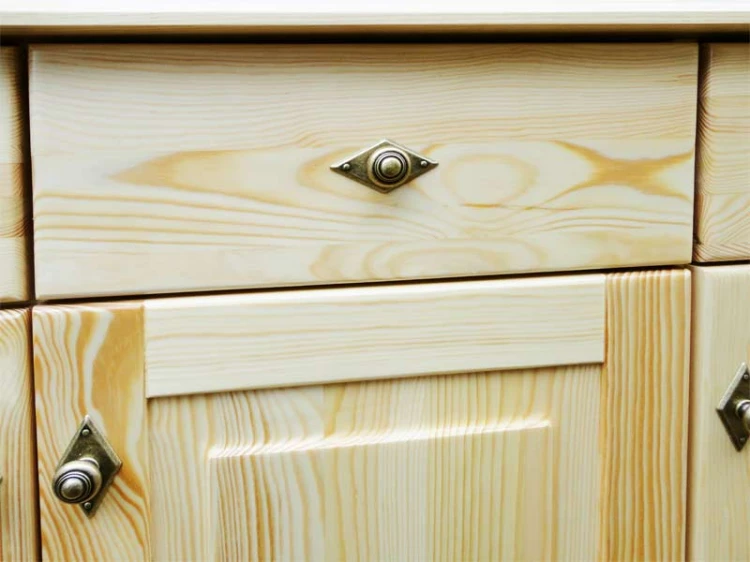 kredens drewniany KRM3,drewno lite sosna lakierowana,front komoda - prosty