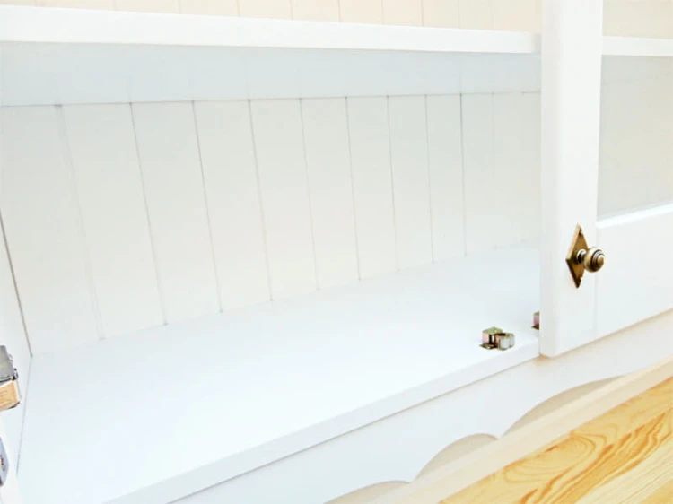 kredens drewniany KRM2, kolor bialy kryty,front  nadstawka -fala, blat sosna naturalna lakierowana