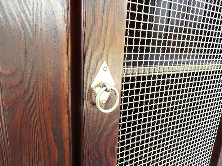 Witryna drewniana WDM-1n, wykończenie patyna brąz retro, wieniec górny - ozdobny, wieniec dolny - stopka, front łuk górne drzwi, dolne proste, szyba -  siatka st. złoto, uchwyt - kołatka B090 z szyldem st. złoto