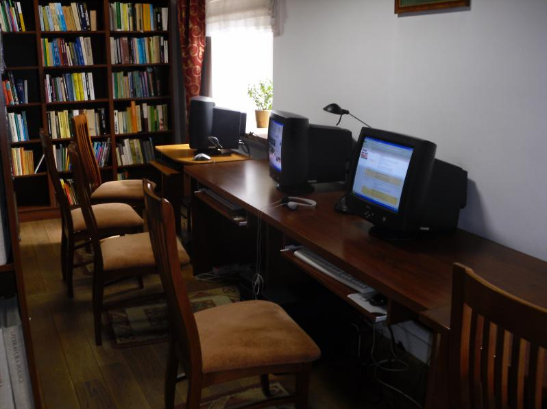 Dostawa stołów i krzeseł drewnianych do miejskiej biblioteki publicznej w Andrychowie