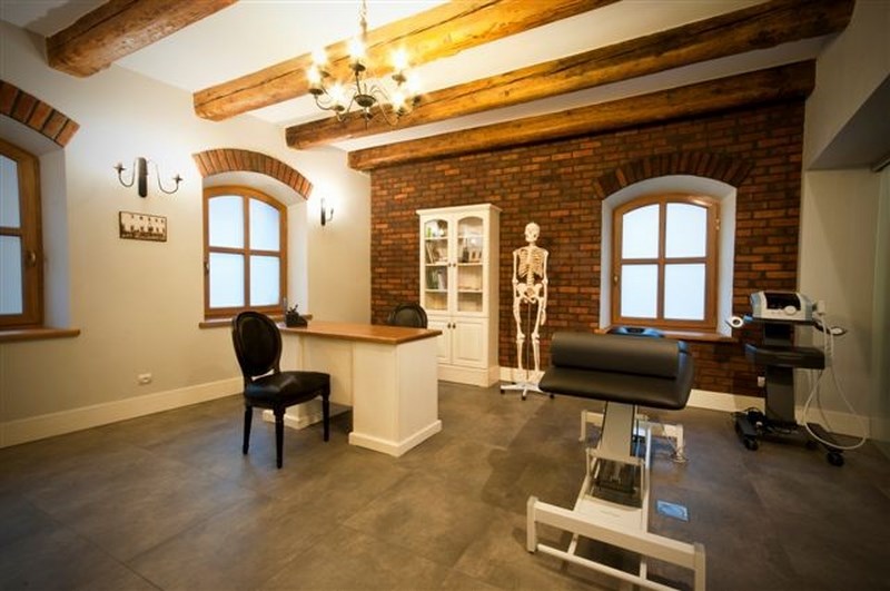 Przecierane kremowe meble w centrum medycznym Medicus Strumień